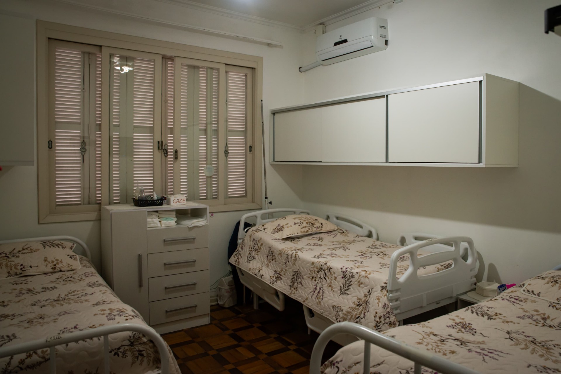 Quarto climatizado e confortável